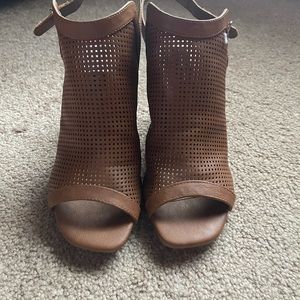 Brown high heels. Brand new